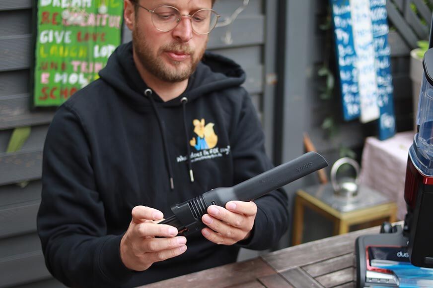 You can see the crevice tool of the Shark Anti Hair Flexology. 